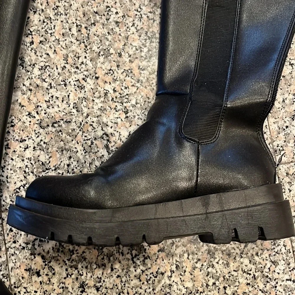 Black Boots size 7 great condition like new